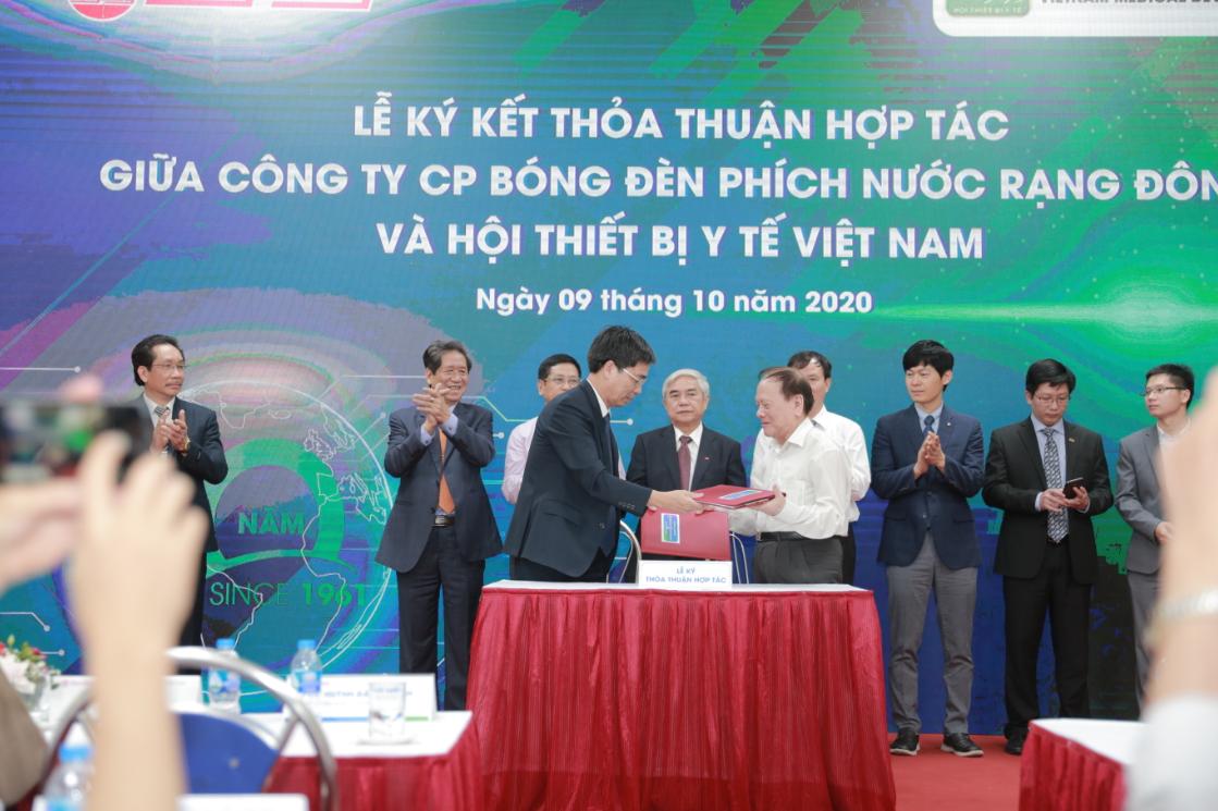 Rạng Đông ký kết hợp tác với Hội Thiết bị Y tế Việt Nam phát triển hệ chiếu sáng trong y tế và quang y cụ